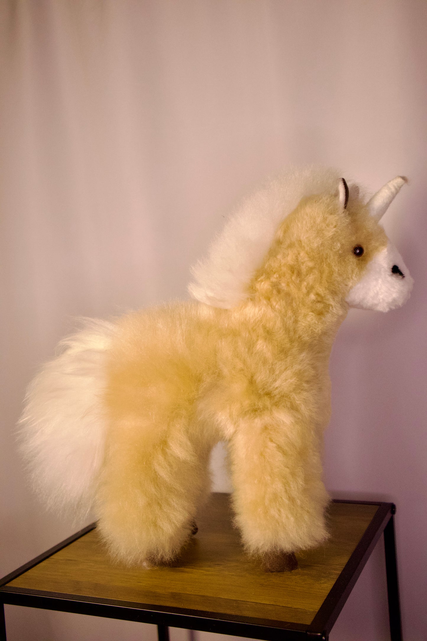 Rankų darbo Vienaragis iš 100 % alpakų vilnos – itin minkštas, hipoalerginis, 32 cm
