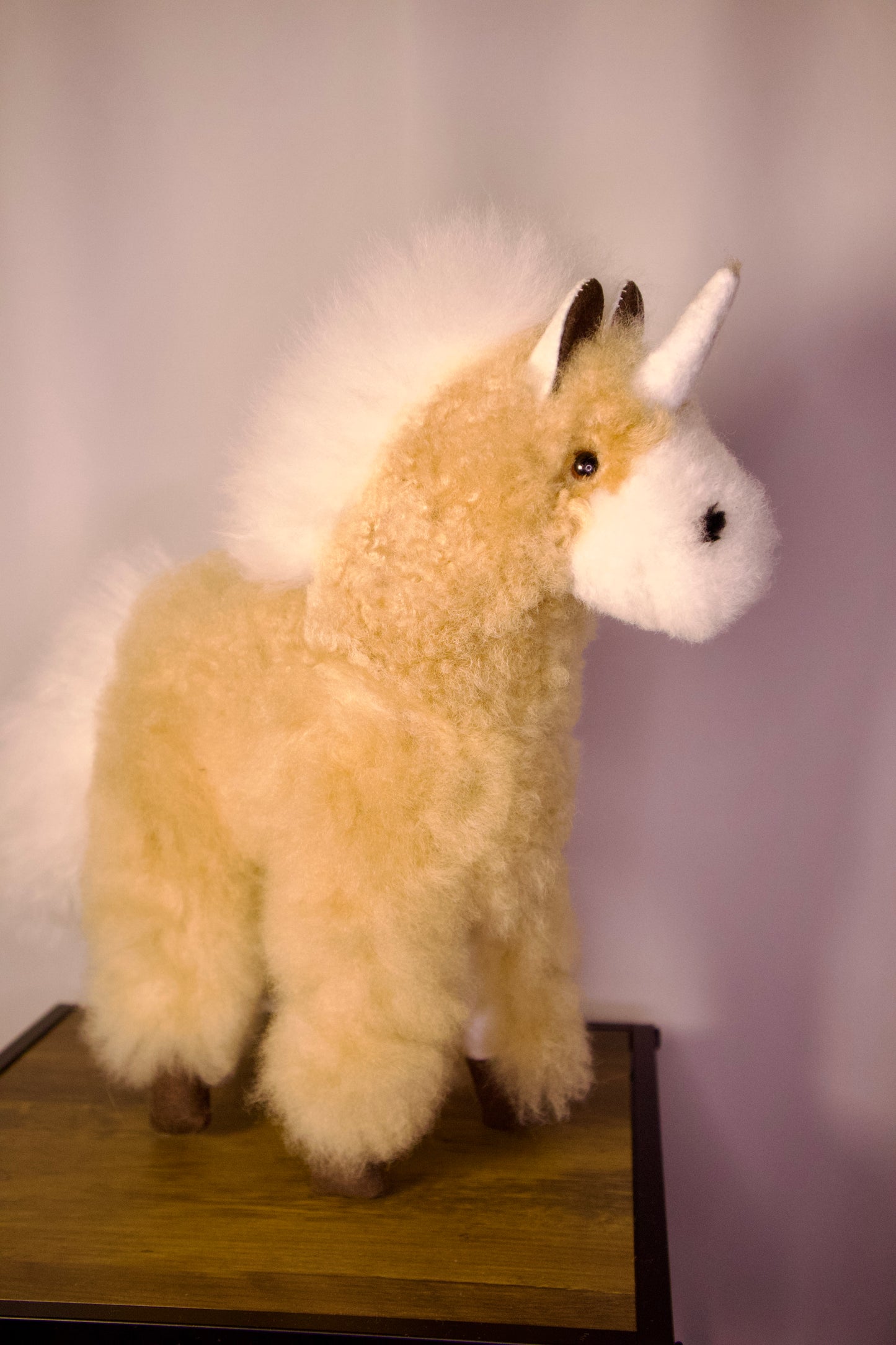 Rankų darbo Vienaragis iš 100 % alpakų vilnos – itin minkštas, hipoalerginis, 32 cm