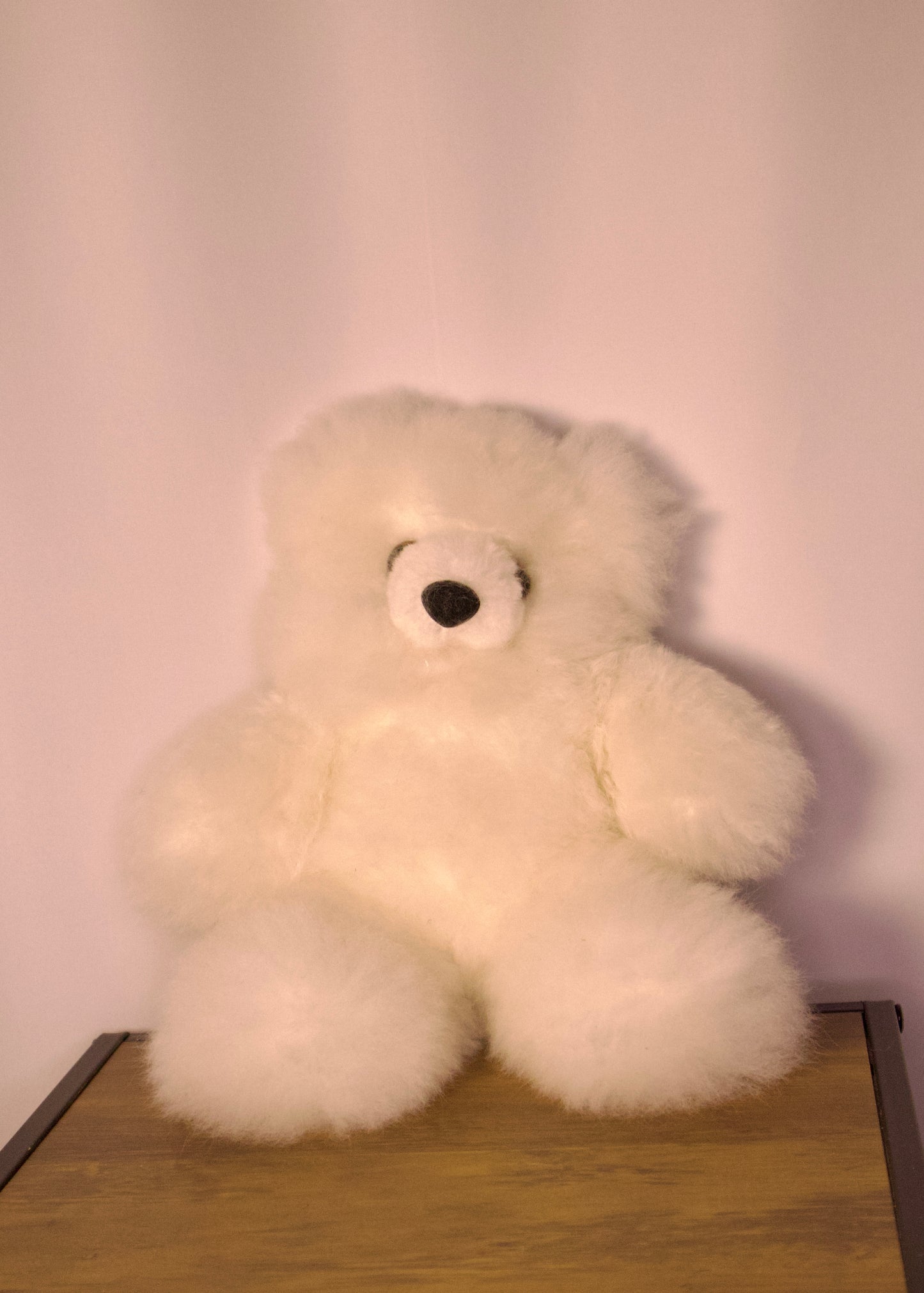 Rankų darbo meškiukas iš 100 % alpakų vilnos – itin minkštas, hipoalerginis, 32 cm