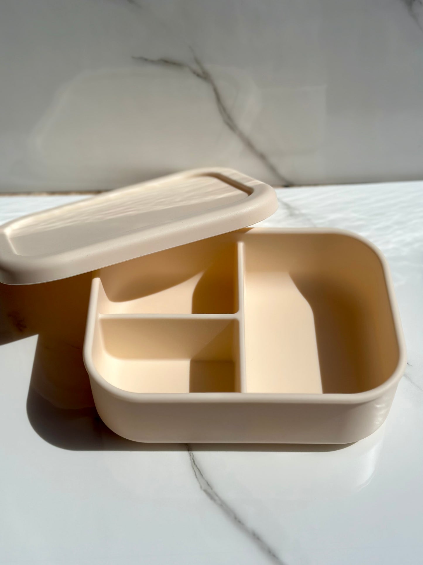 Silikoninė maisto dėžutė su 3 skyriais – 10 skirtingų pastelinių spalvų