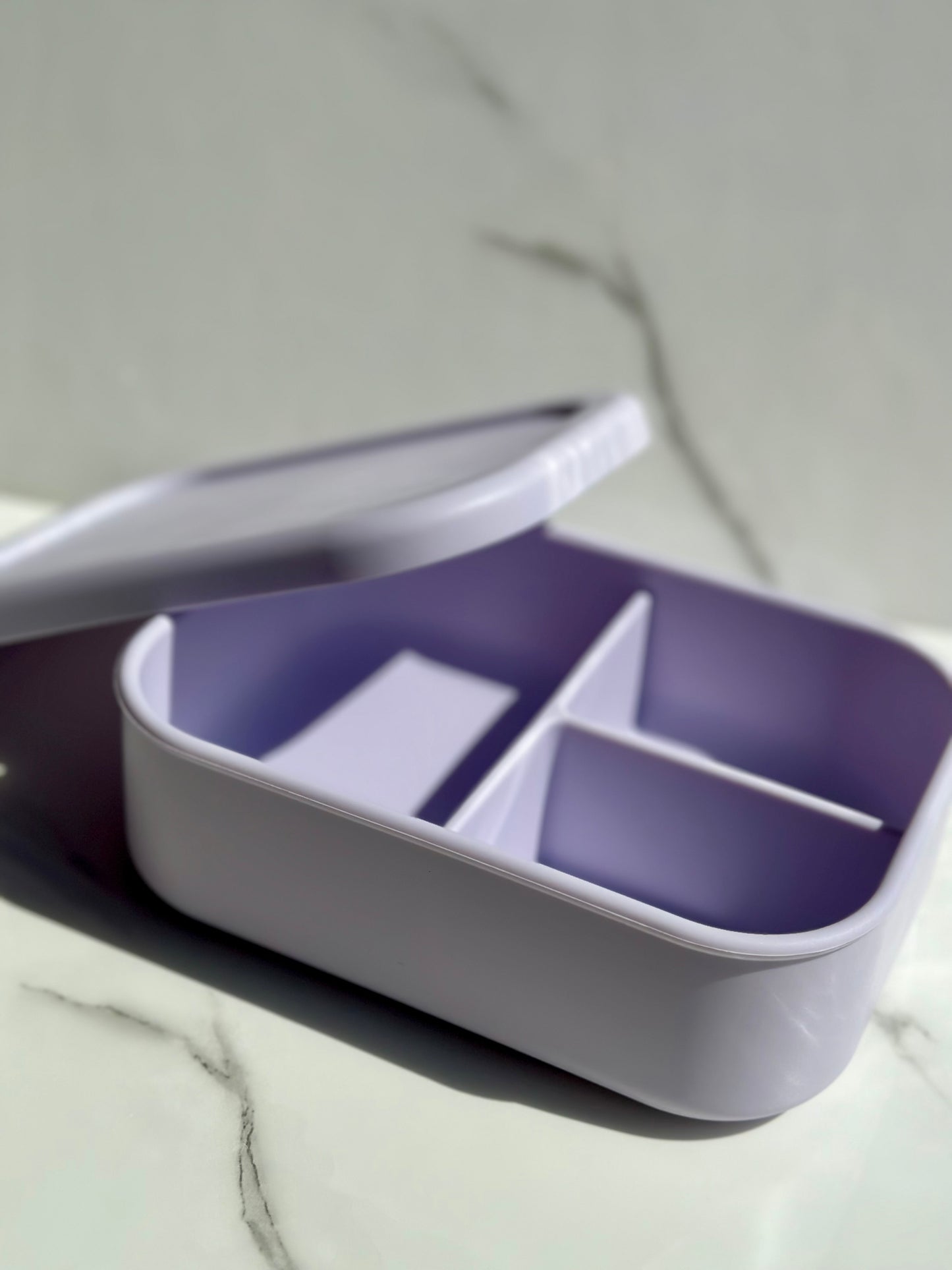 Silikoninė maisto dėžutė su 3 skyriais – 10 skirtingų pastelinių spalvų