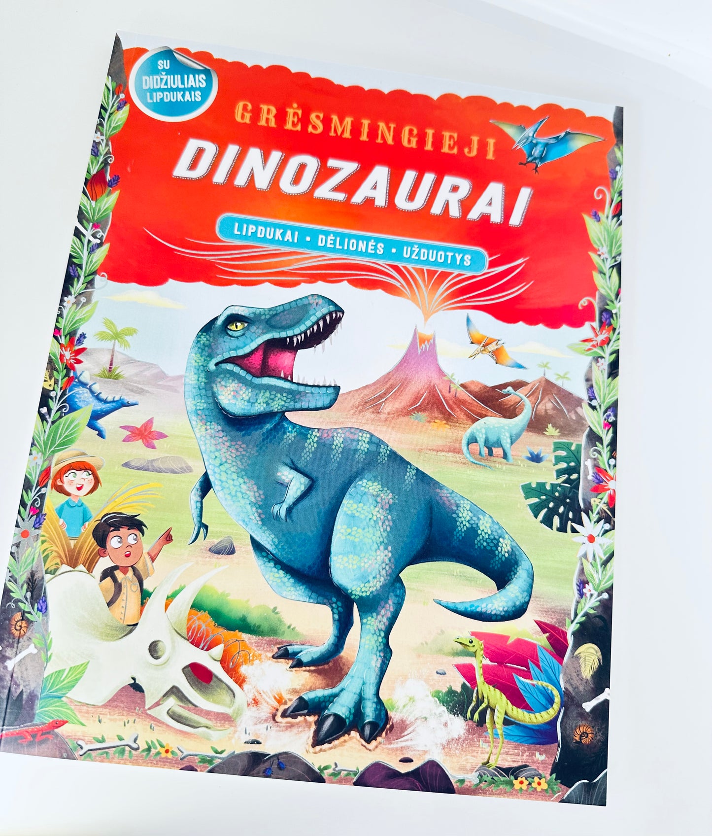 Grėsmingieji dinozaurai. Lipdukai-dėlionės-užduotys