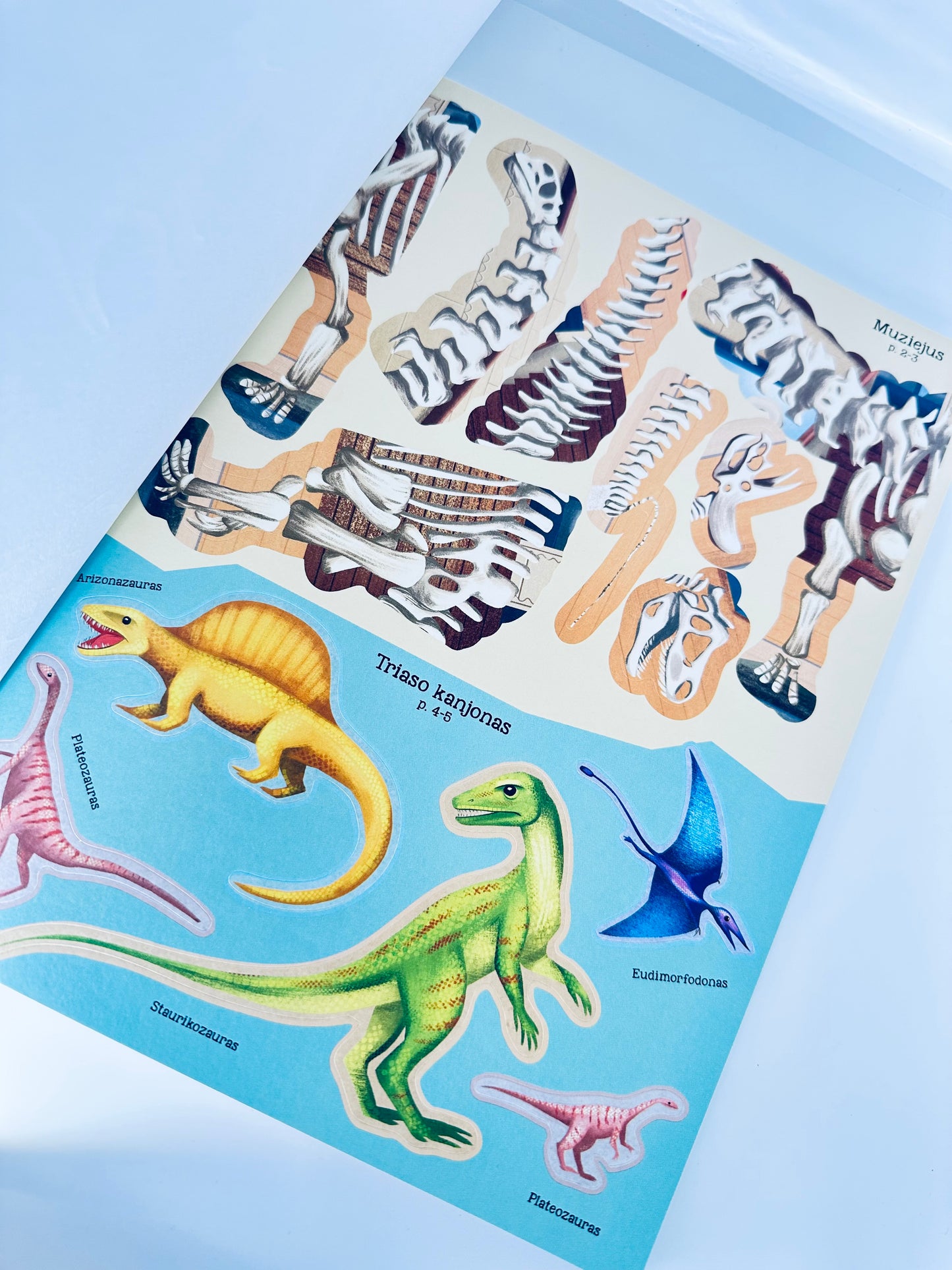Grėsmingieji dinozaurai. Lipdukai-dėlionės-užduotys