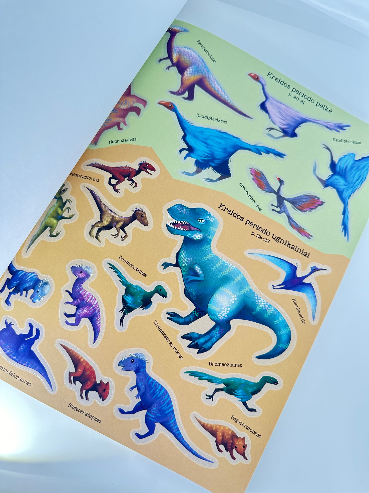 Grėsmingieji dinozaurai. Lipdukai-dėlionės-užduotys