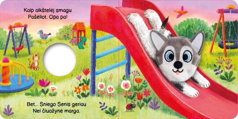 Šuniukas. Su žaisliuku ant piršto