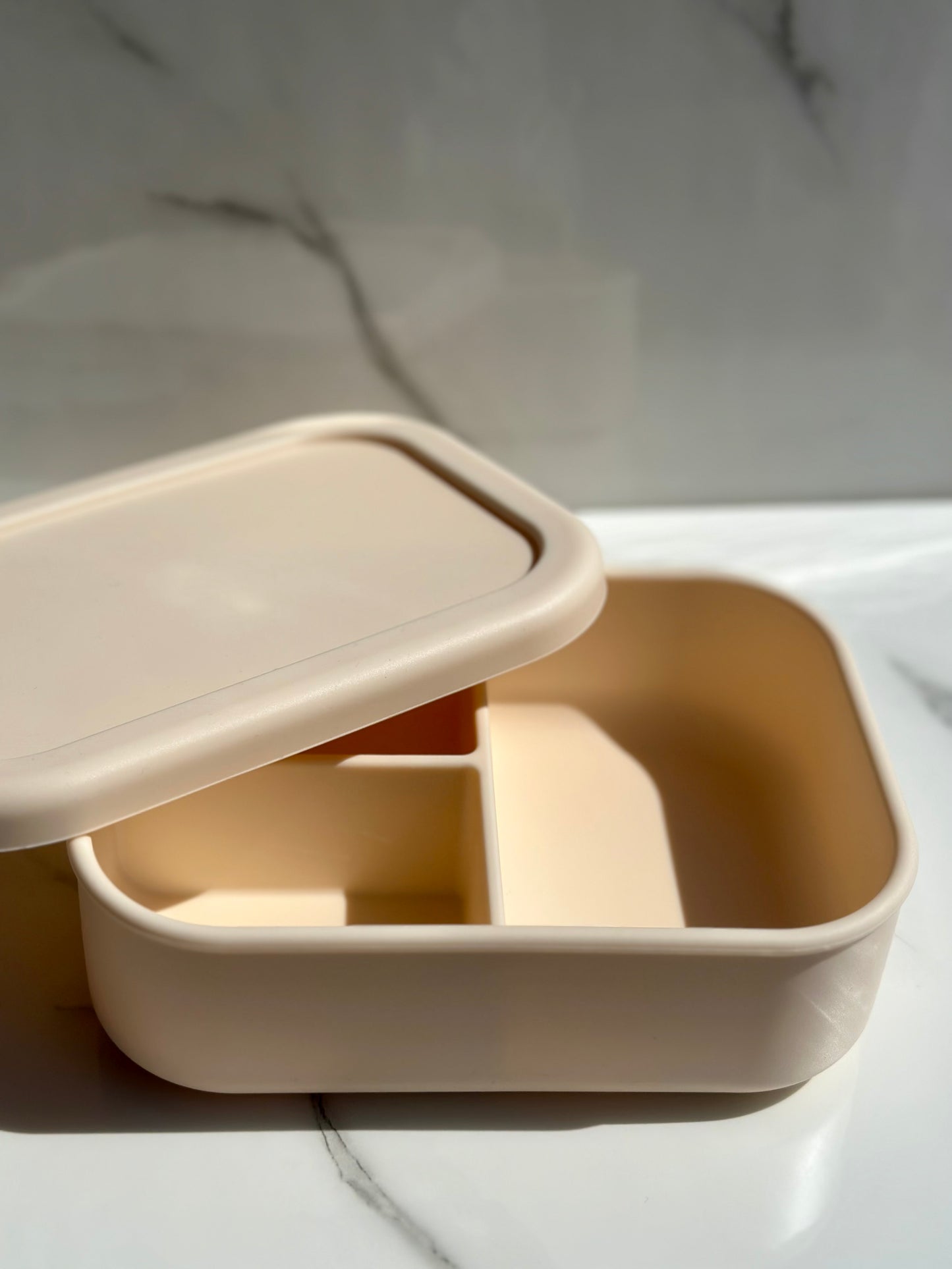 Silikoninė maisto dėžutė su 3 skyriais – 10 skirtingų pastelinių spalvų