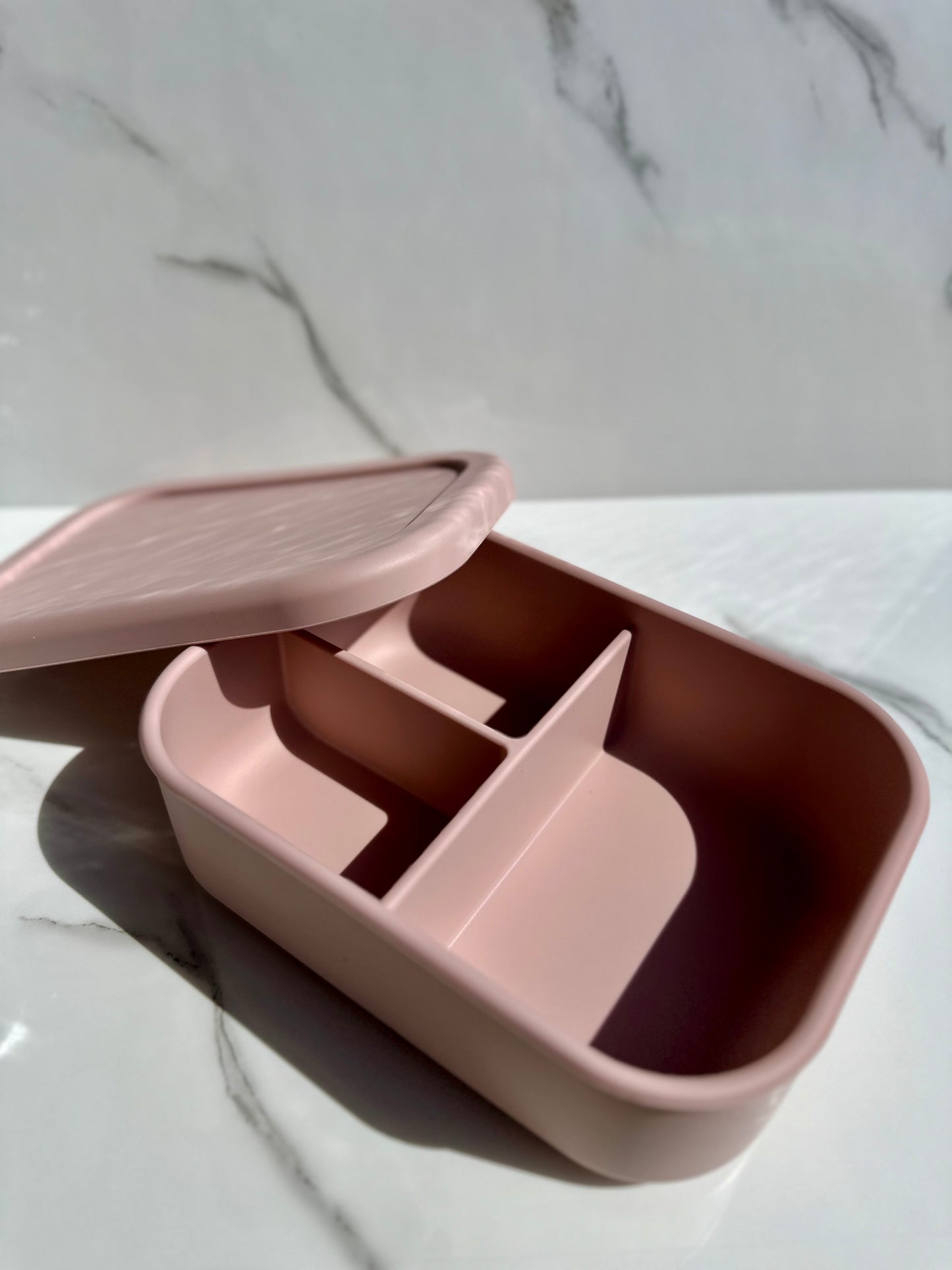 Silikoninė maisto dėžutė su 3 skyriais – 10 skirtingų pastelinių spalvų