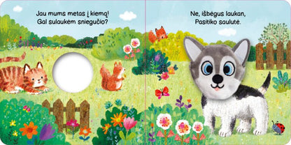 Šuniukas. Su žaisliuku ant piršto